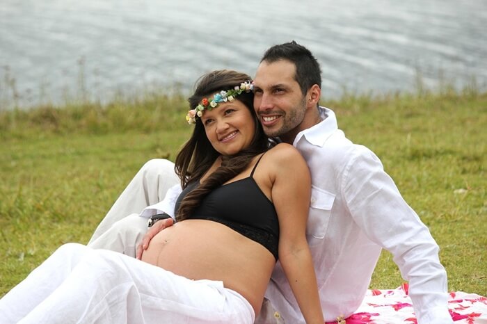 shooting photo pour une grossesse couple boheme