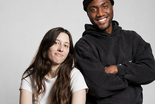 Deux membres de l'équipe Muze Studio, appareil photo en main
