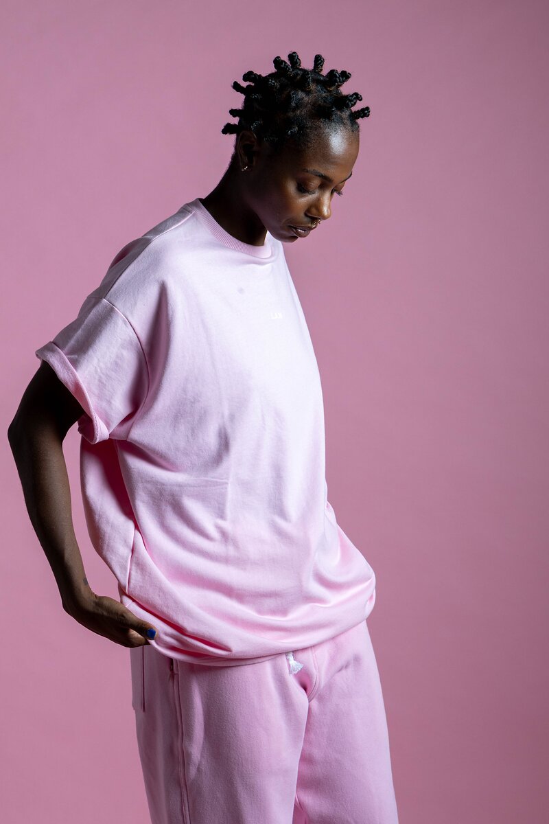 Lookbook : ensemble rose pastel sur fond rose au studio Muze à Ivry-sur-Seine