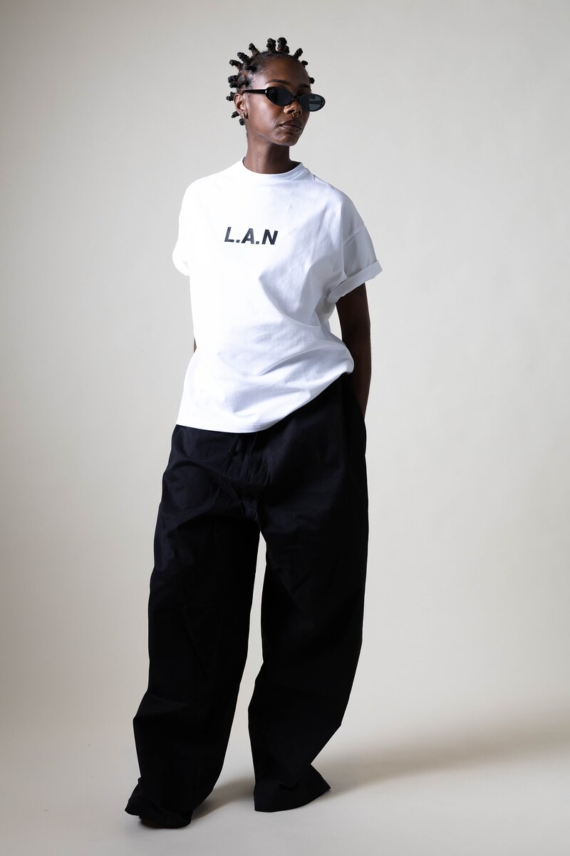 Lookbook streetwear : t-shirt blanc imprimé et pantalon noir large au studio Muze à Ivry-sur-Seine