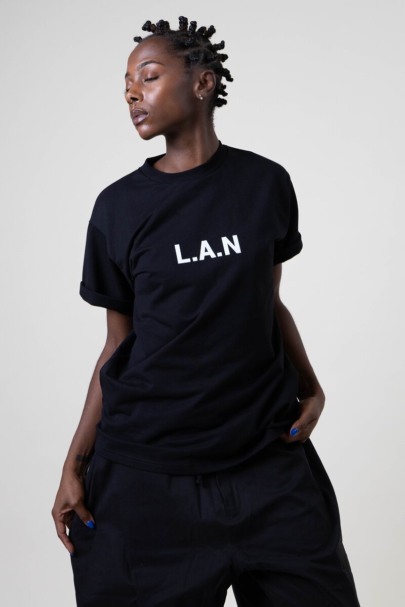 Lookbook streetwear : t-shirt noir imprimé et pantalon noir large au studio Muze à Ivry-sur-Seine