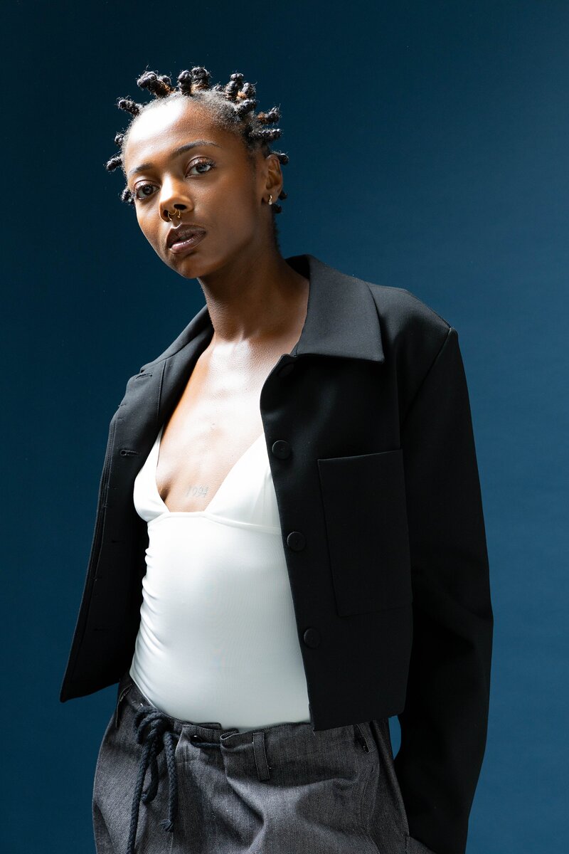 Lookbook : veste noire et débardeur blanc sur fond bleu nuit au studio Muze à Ivry-sur-Seine
