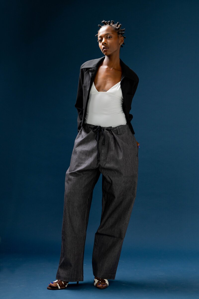 Lookbook : silhouette en veste noire et pantalon gris sur fond bleu nuit au studio Muze à Ivry-sur-Seine
