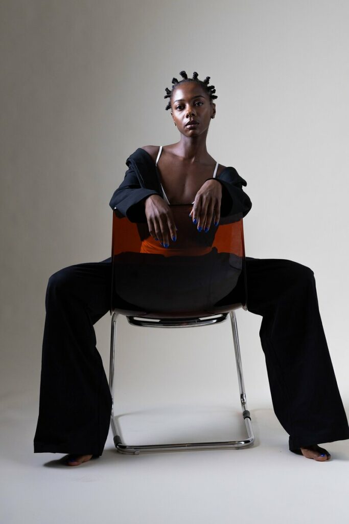 Shooting mode : mannequin en veste noire sur une chaise, fond gris au studio Muze à Ivry-sur-Seine