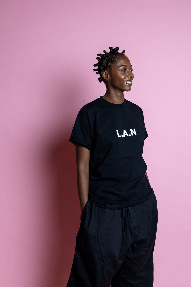 Shooting mode : silhouette en t-shirt noir et pantalon large sur fond rose au studio Muze à Ivry-sur-Seine