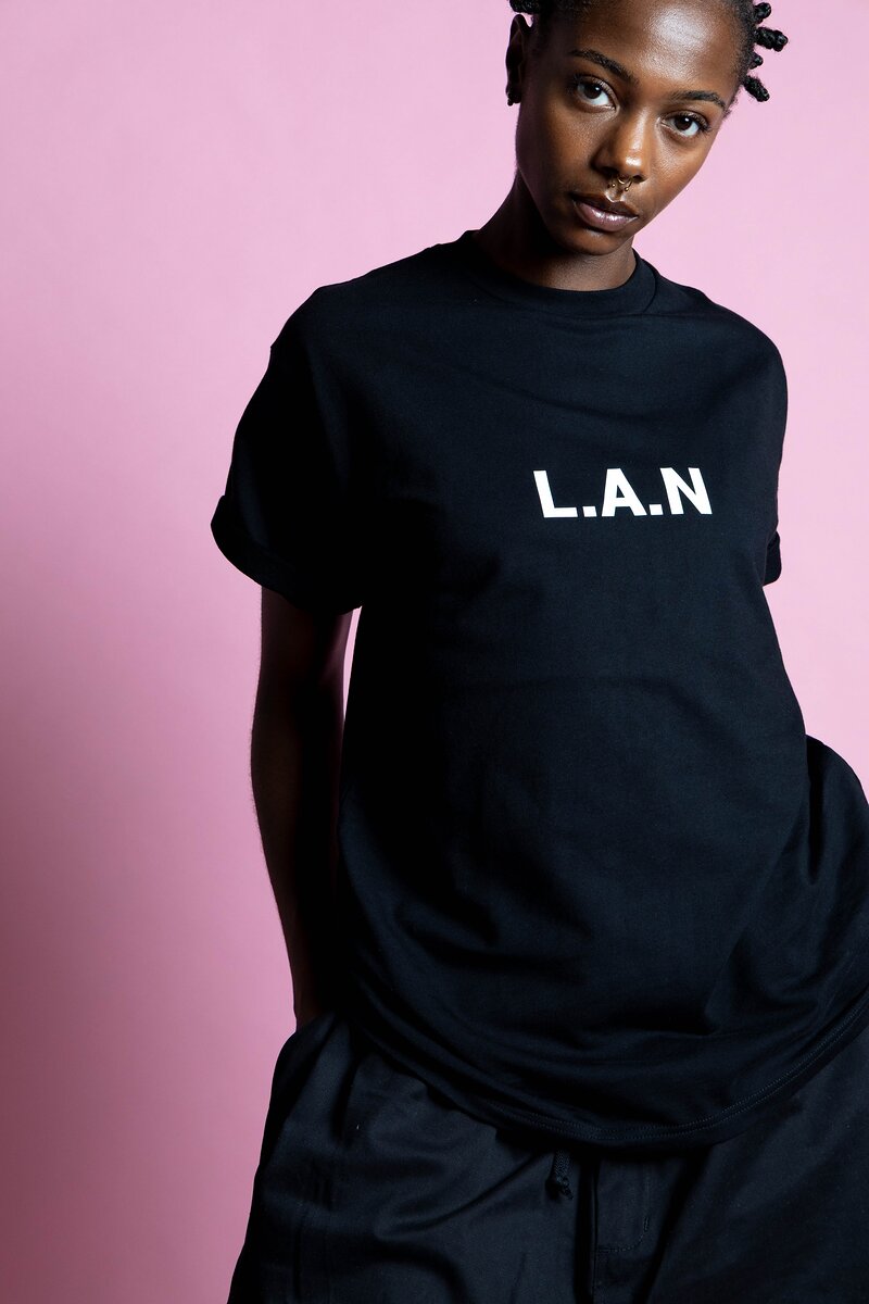 Shooting mode : t-shirt noir imprimé sur fond rose au studio Muze à Ivry-sur-Seine