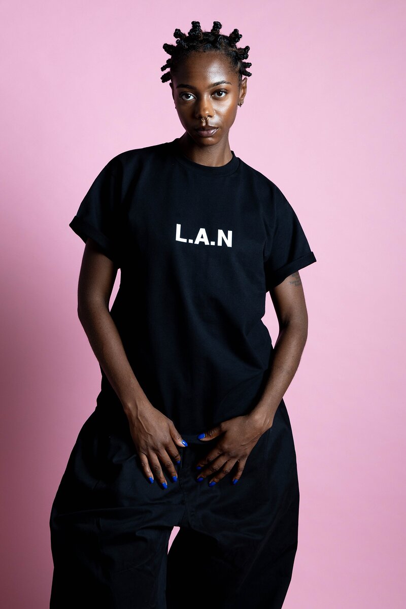 Shooting mode : portrait en t-shirt noir imprimé sur fond rose au studio Muze à Ivry-sur-Seine