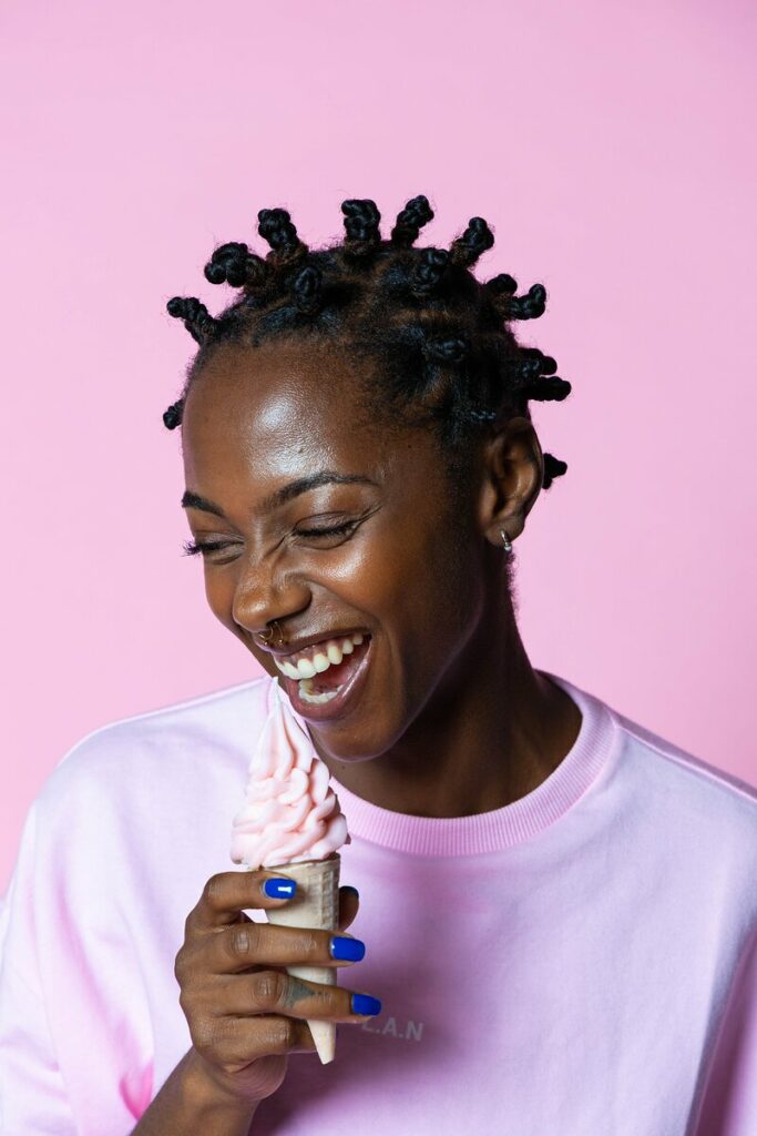 Shooting mode : portrait souriant avec un cornet de glace sur fond rose au studio Muze à Ivry-sur-Seine