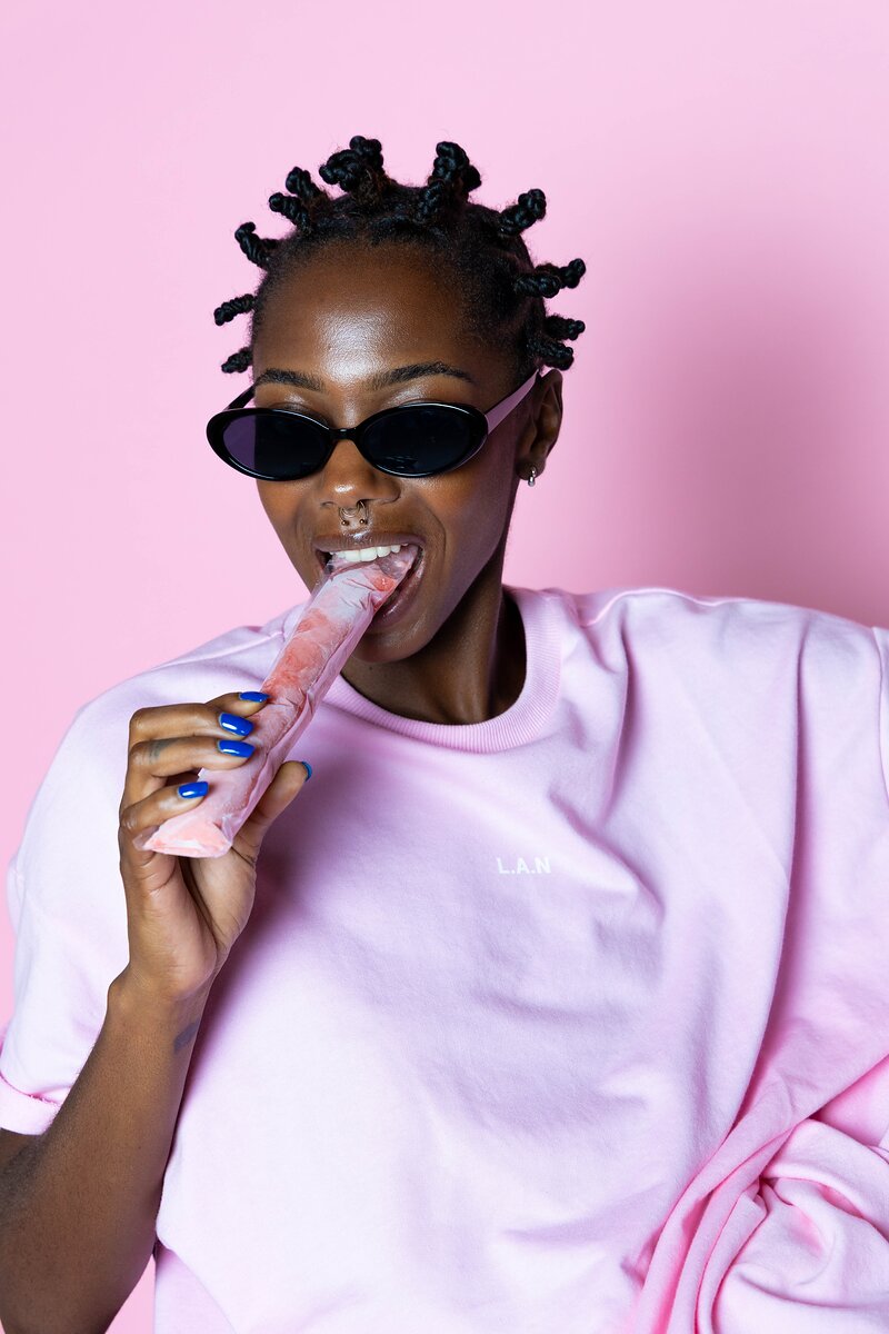 Shooting mode : portrait en t-shirt rose et lunettes de soleil sur fond rose au studio Muze à Ivry-sur-Seine